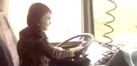 Δείτε την επτάχρονη που οδηγεί… νταλίκα!