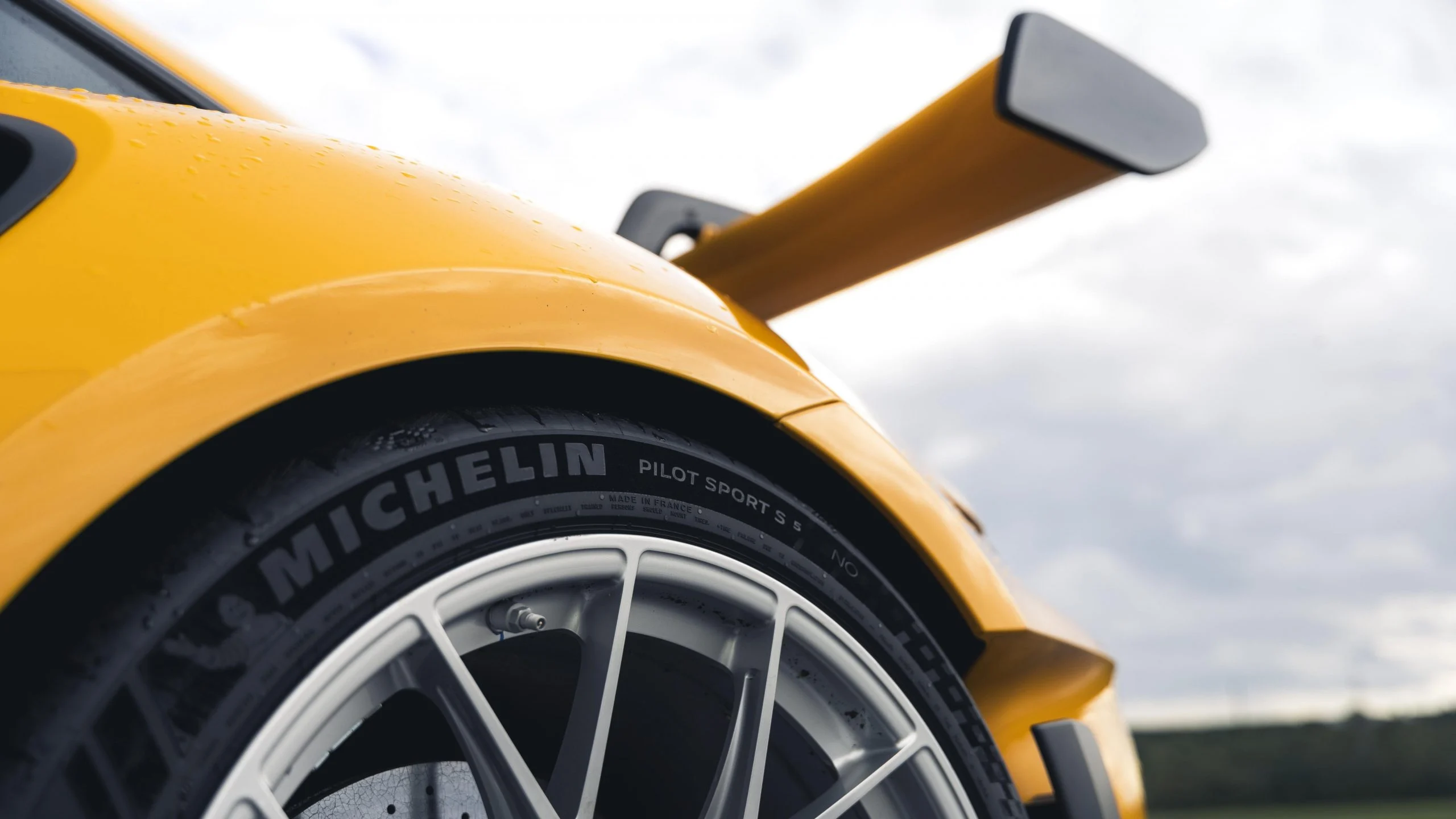 Porsche 911 GT2 RS: Η απόλυτη 911 επιστρέφει με 750 ίππους