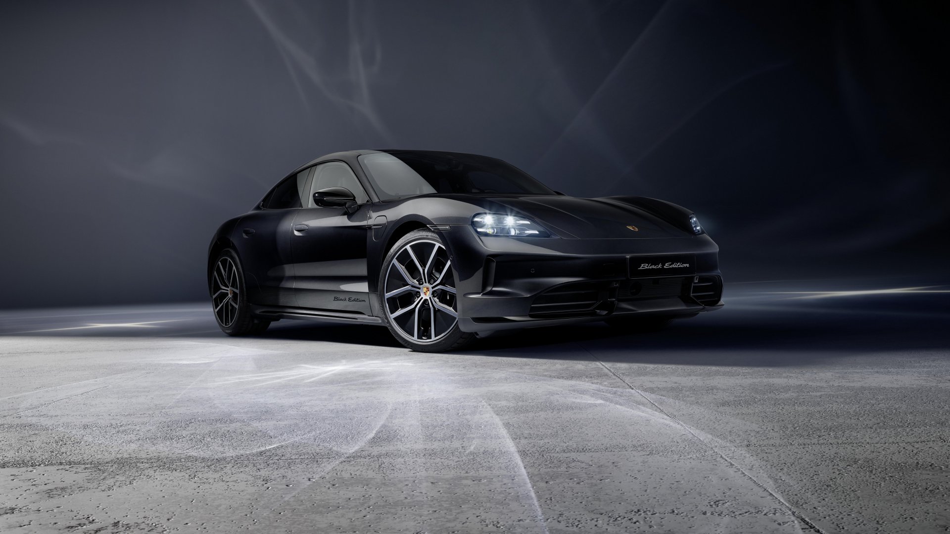 Τα νέα μοντέλα Taycan και Cayenne Black Edition