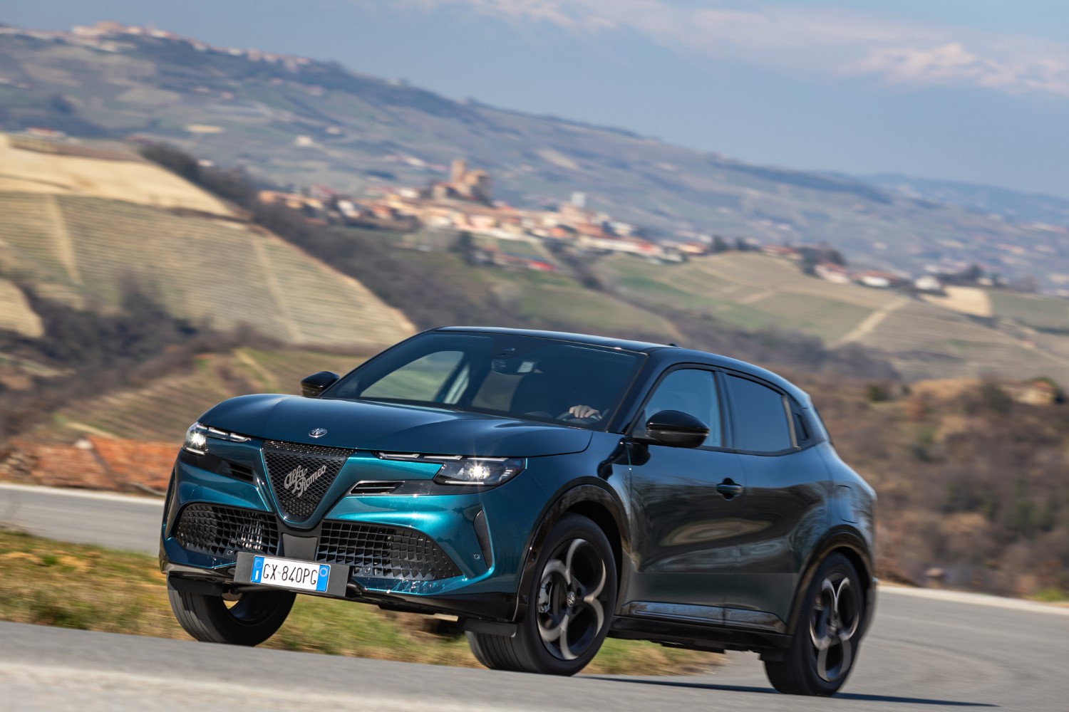 Διαθέσιμη για παραγγελίες η νέα Alfa Romeo Junior Ibrida