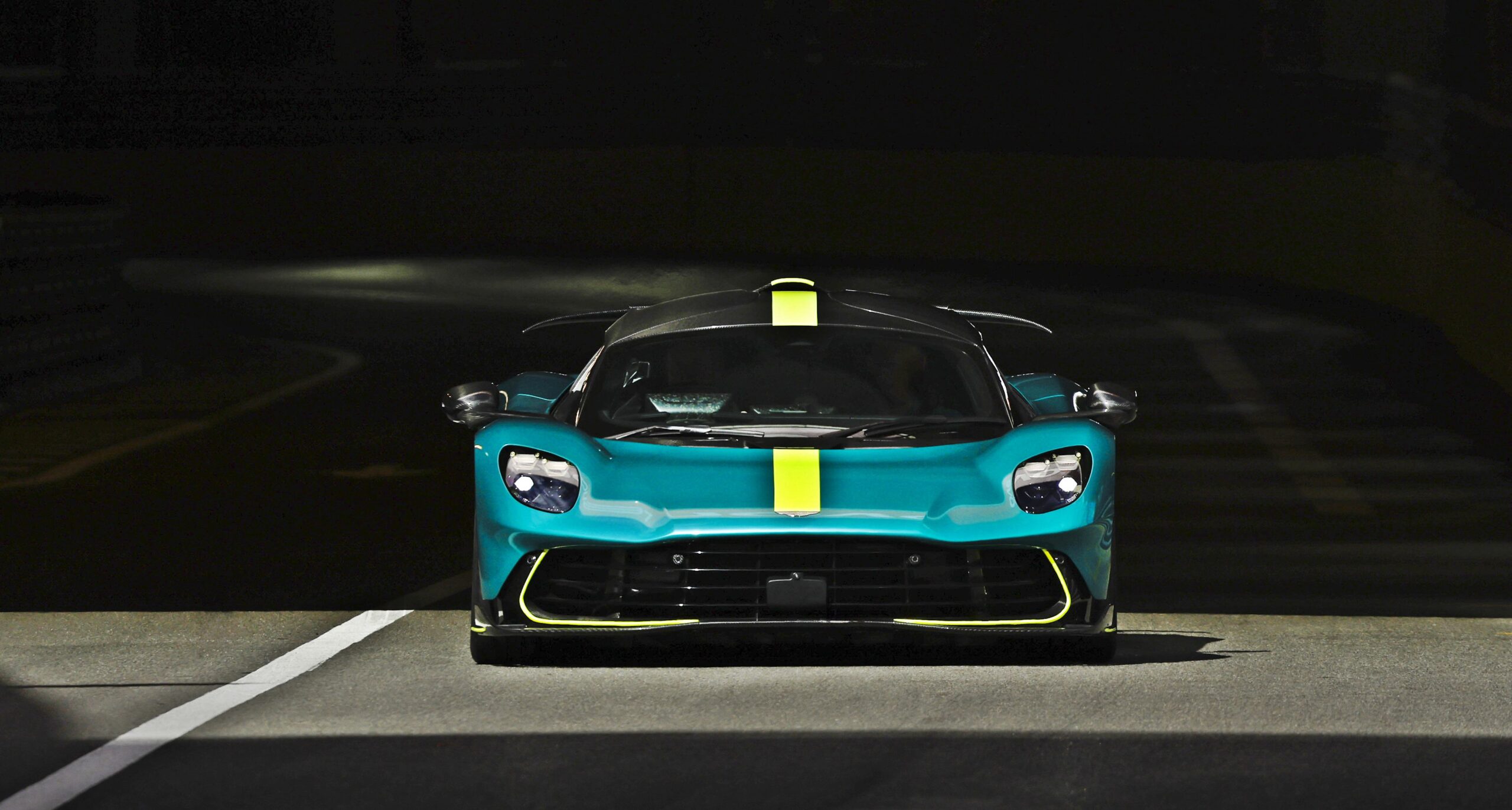 Δείτε το Aston Martin Valhalla να κυριαρχεί με 1064 ίππους στο Μόντε Κάρλο (video)