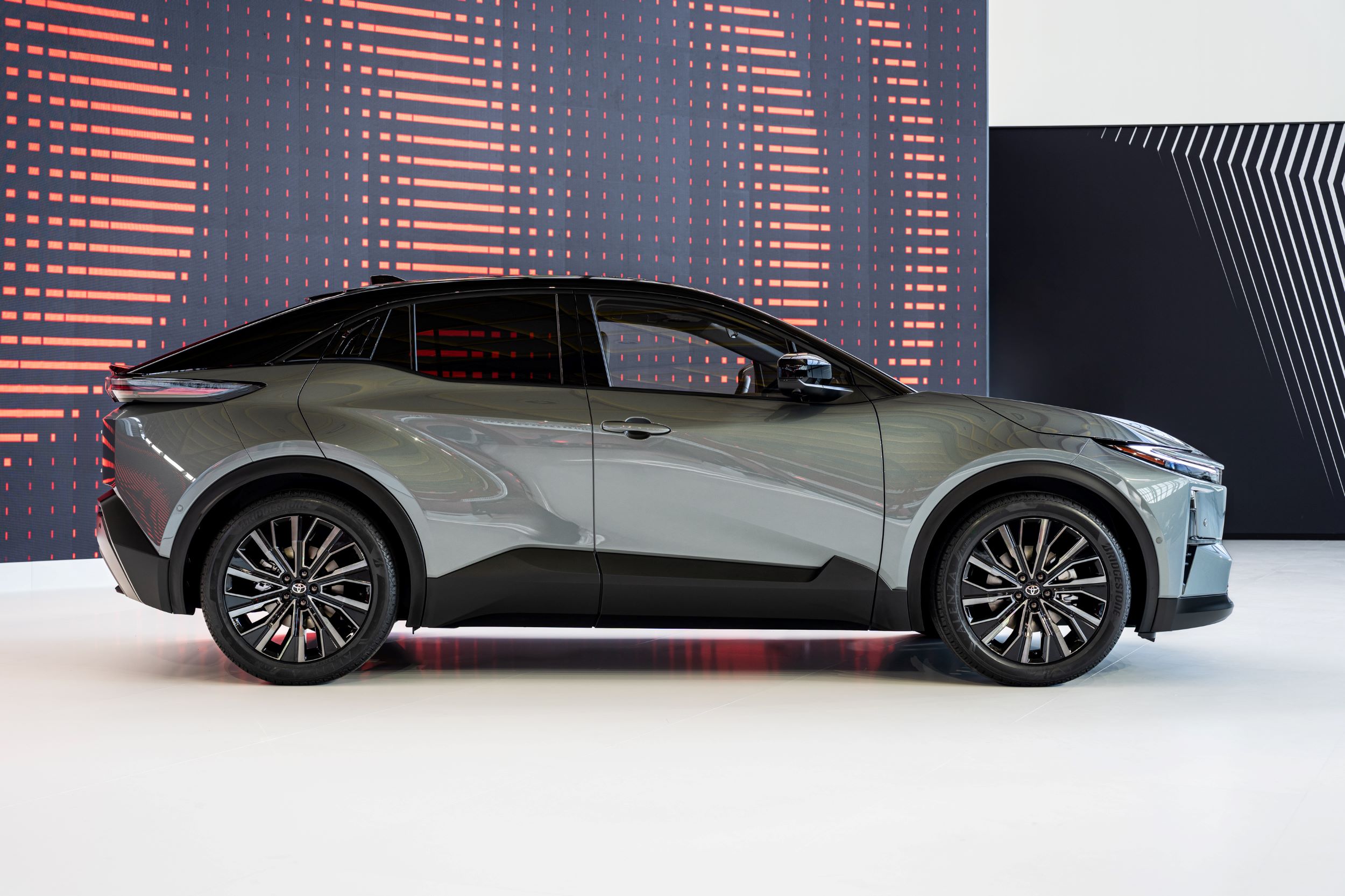 Η Toyota αποκάλυψε το νέο C-HR+ και τα πλάνα της για το μέλλον