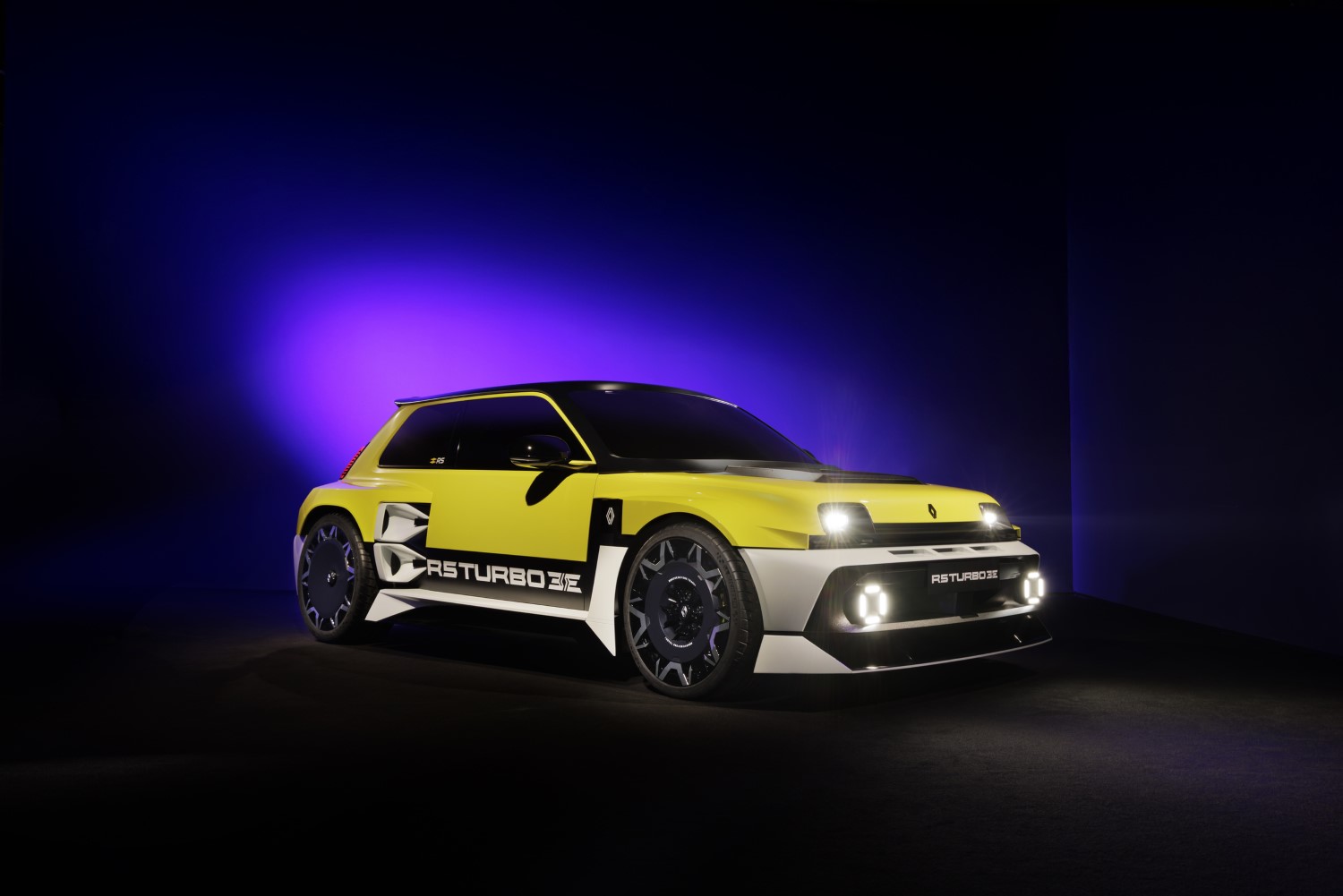 Το Renault 5 Turbo 3E είναι το πρώτο αμιγώς ηλεκτρικό mini - supercar